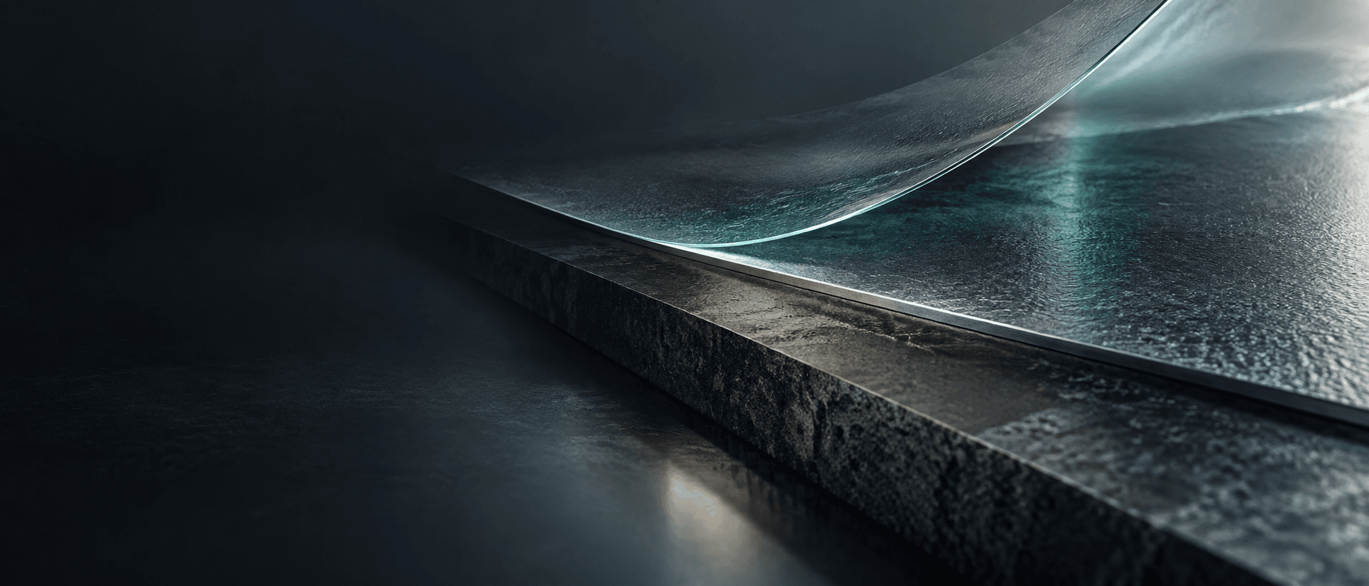 Transluzente funktionale Materialschichten über einem dunklen mineralischen Substrat